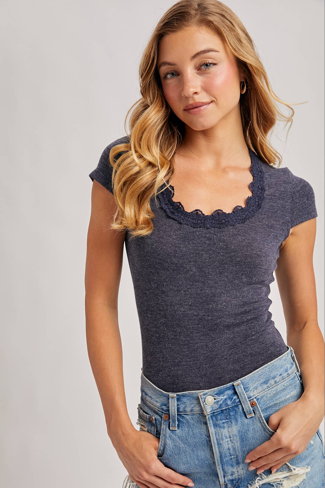 LACE TRIMMED LETTUCE-EDGE HEM KNIT TOP