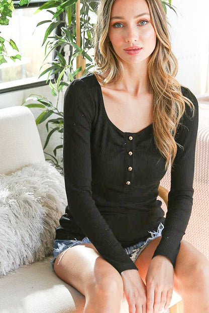 Scoop Neck Gold Button Cotton Cotton Rib Knit Top VT60632